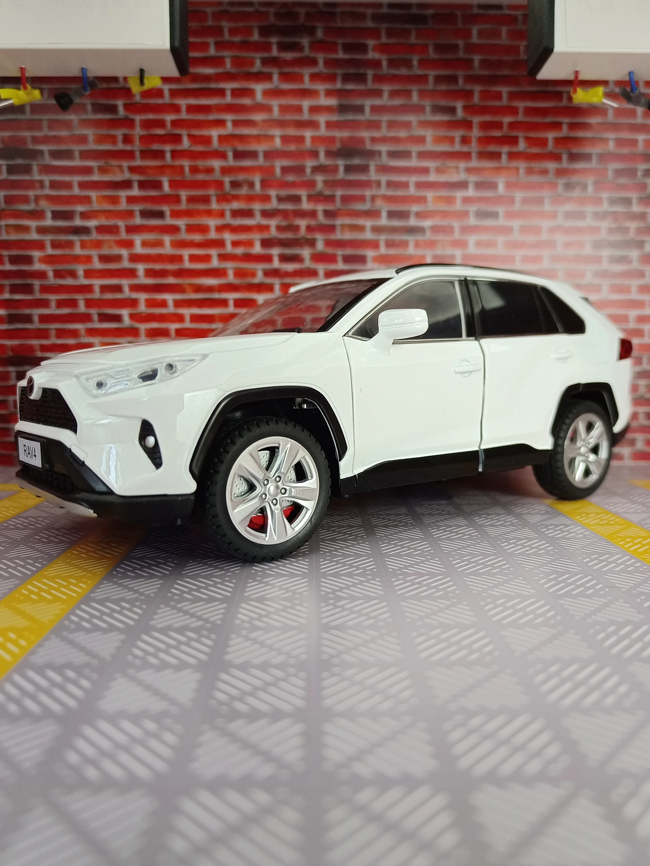 Фото Модель автомобиля Toyota RAV4 из сплава металла в масштабе 1:24, двери, передний капот и багажник открываются, со звуковыми и световыми эффектами. №2