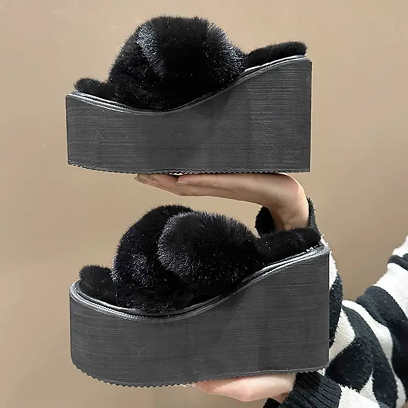 

Женские меховые шлепанцы с перекрестными ремешками, уличная зимняя обувь на платформе, на толстой подошве, сланцы из кроличьего меха, на тан...