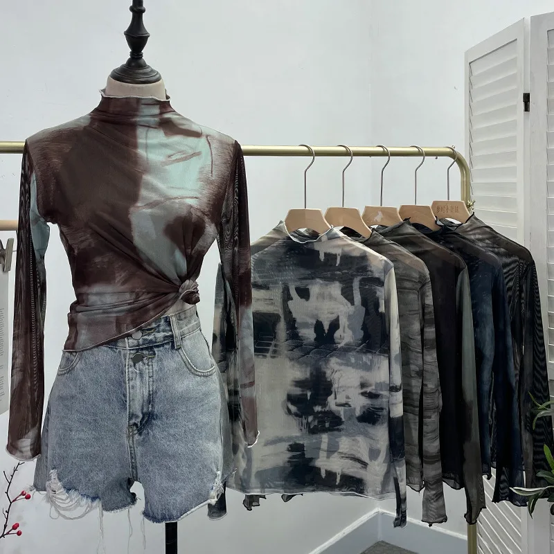 Женский топ с волнистыми краями и полувысоким воротником из смешанной сетки