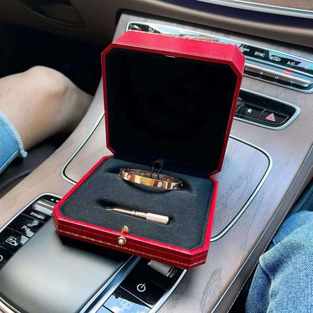 

1: 1 Original design high-end luxury women's fashion bracelet jewelry with box can be used as a gift for relatives and friends