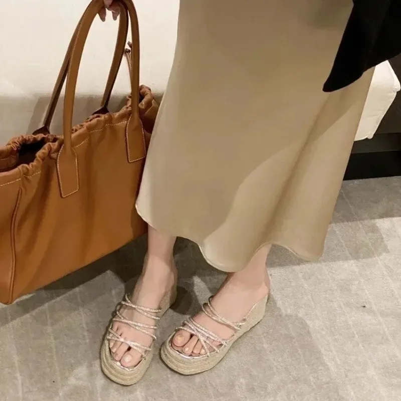 Женские летние шлепанцы на массивной платформе элегантные танкетке сланцы