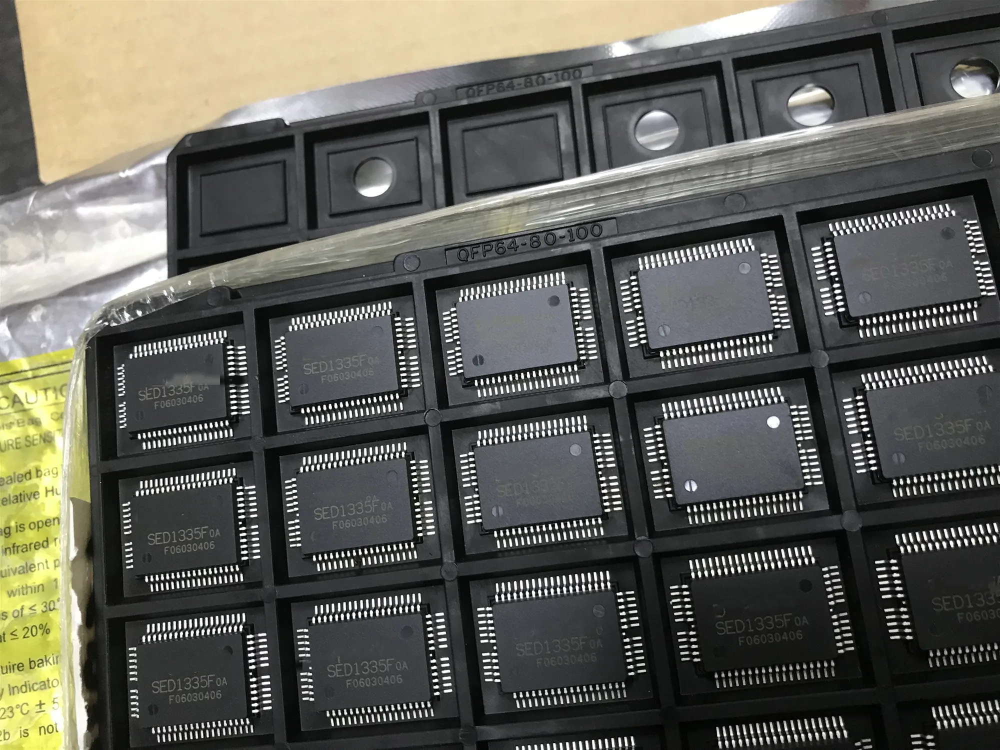 2 шт. седат1335foa SED1335 Оригинальное высококачественное седат1335f0a седат1335 можно заменить S1D13305F00A S1D13305F00A1 S1D13305