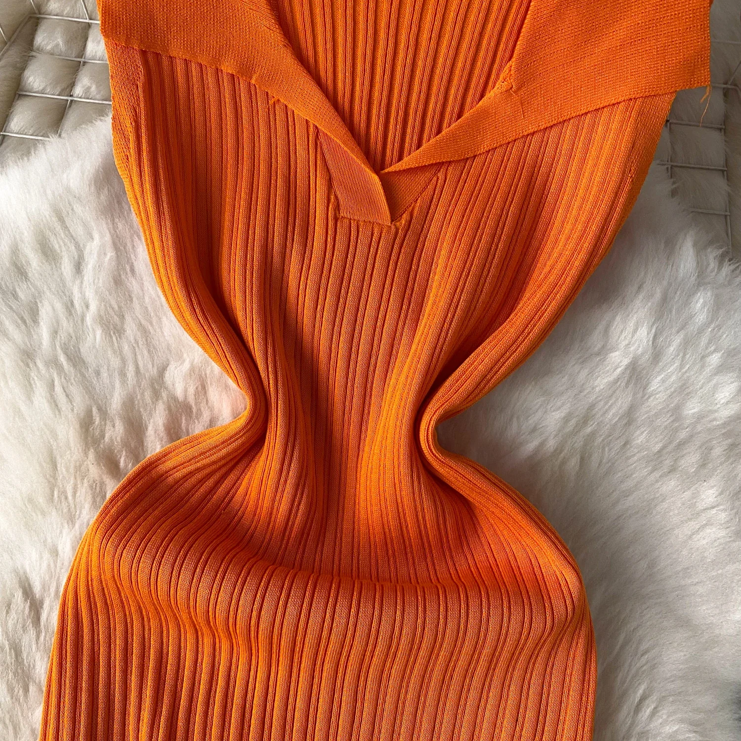 Летнее женское трикотажное платье без рукавов 2024 эластичное черное облегающее