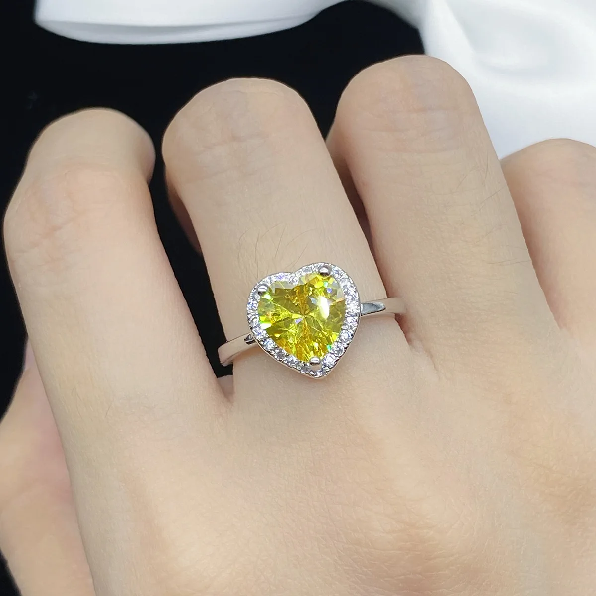 

Imitation Citrine Open Rings for Women Heart-shaped Elegant Shiny Yellow Zircon Rings Wedding Engagement Jewelry