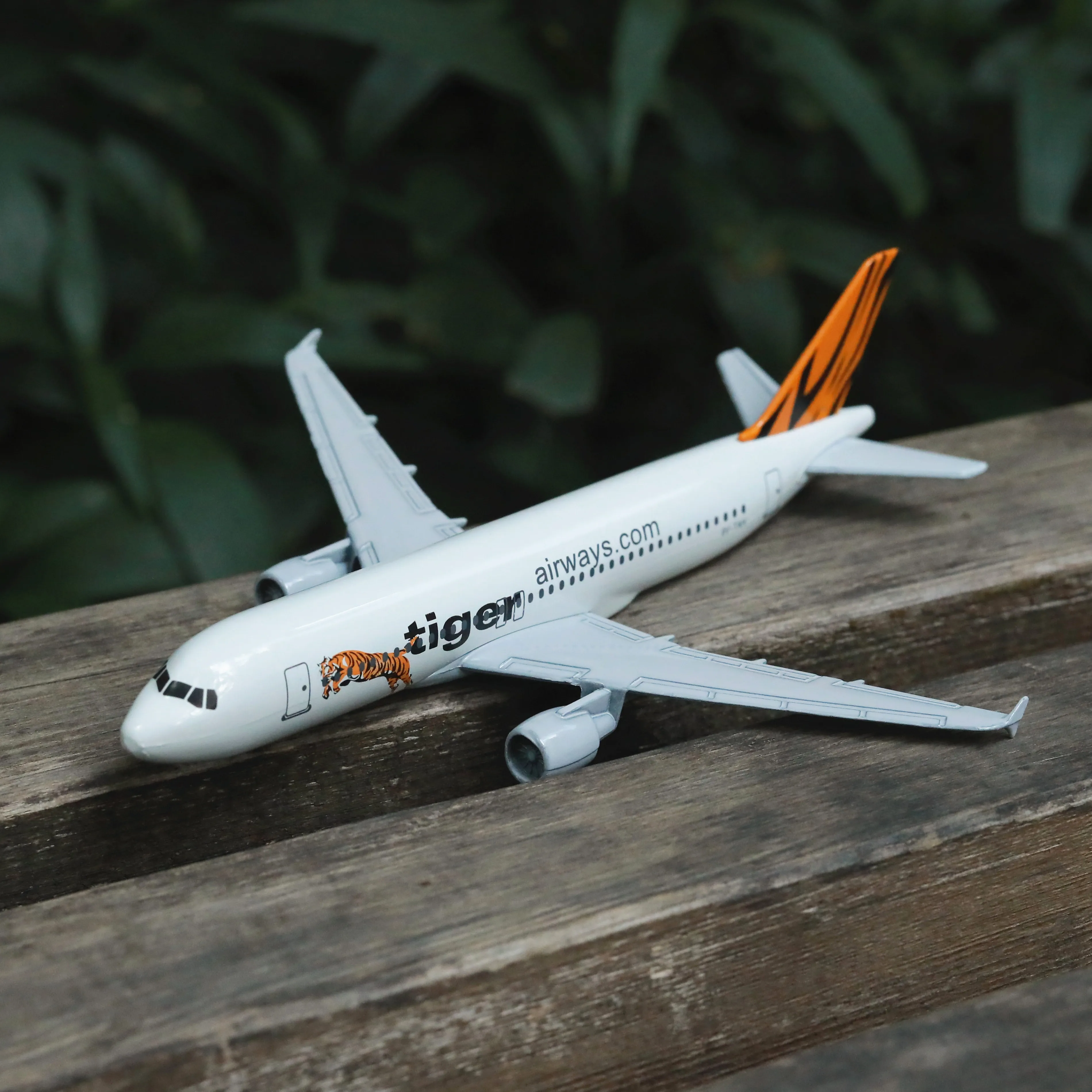 

Singapore Tiger A320 Airlines Boeing Airbus Airplane Metal Diecast Model 15cm World Aviation Collectible Souvenir Miniature