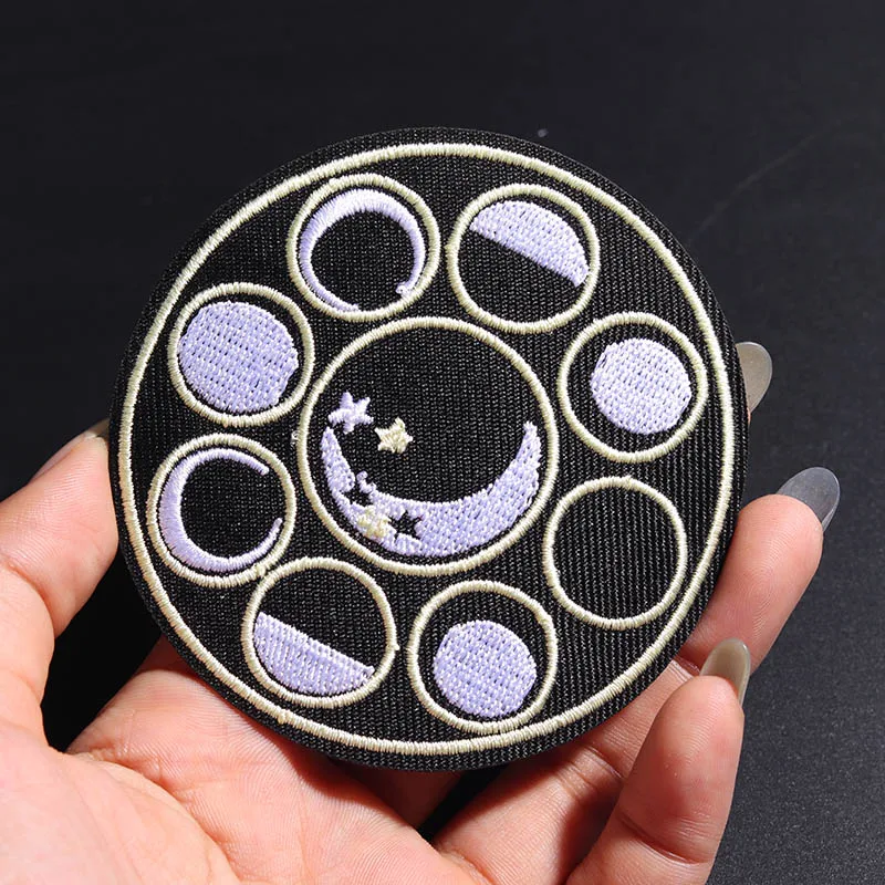 

Circular Star Moon Size: 8.2 * 8.2CM Patches Iron On Embroidery Applique Clothes Lunar eclipse process Badges