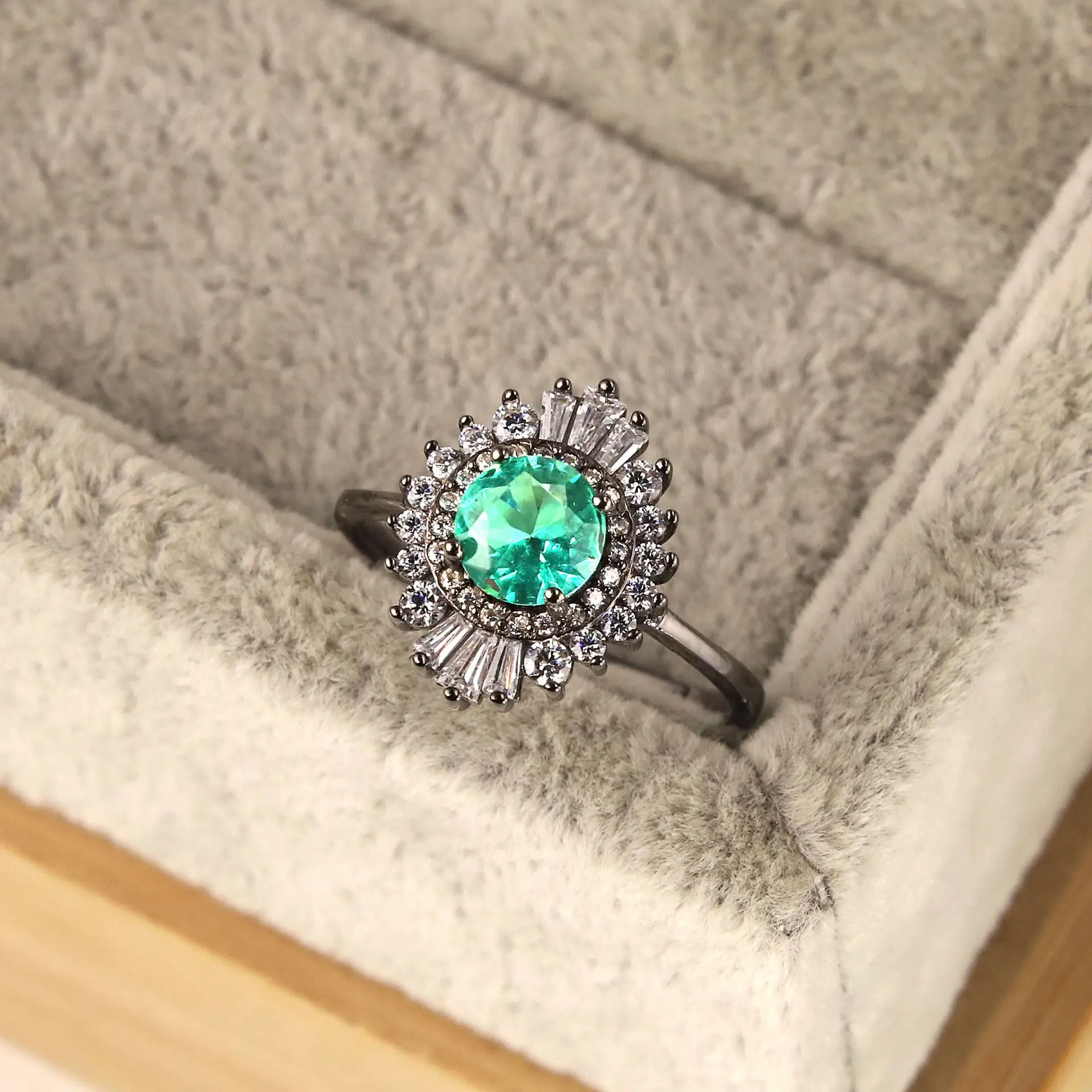 

S925 silver plated gun black ring luxury emerald diamond ring European and American exaggerated design ring