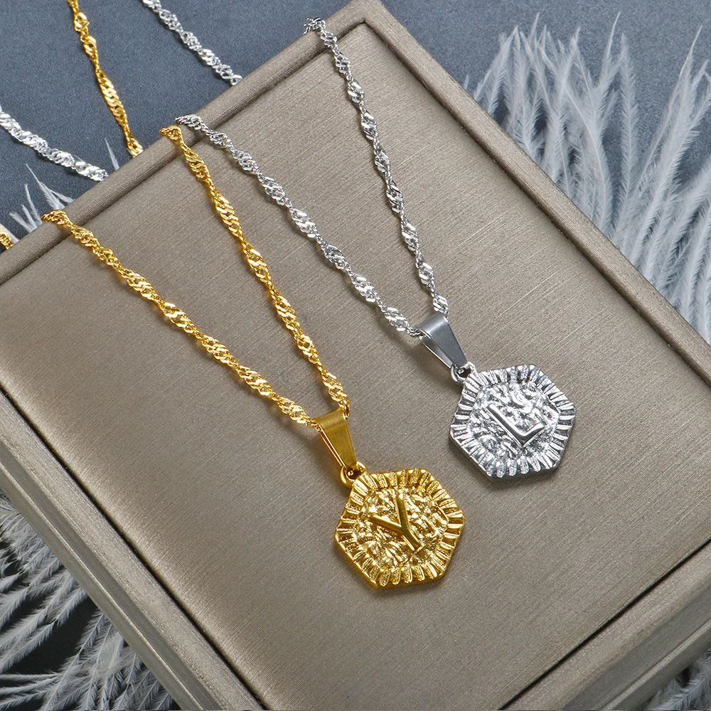 

26 Initials Hexagon Texture Pendant Necklace for Women Men Stainless Steel Fashion Chain Birthday Wedding Party Jewelry Gift