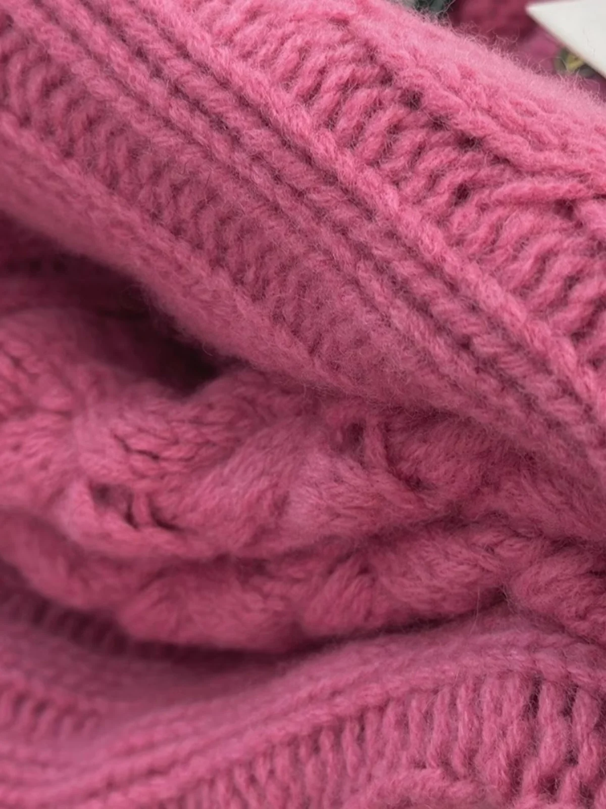 Поздний осенне-зимний свитер малинового цвета с круглым вырезом и витым цветком