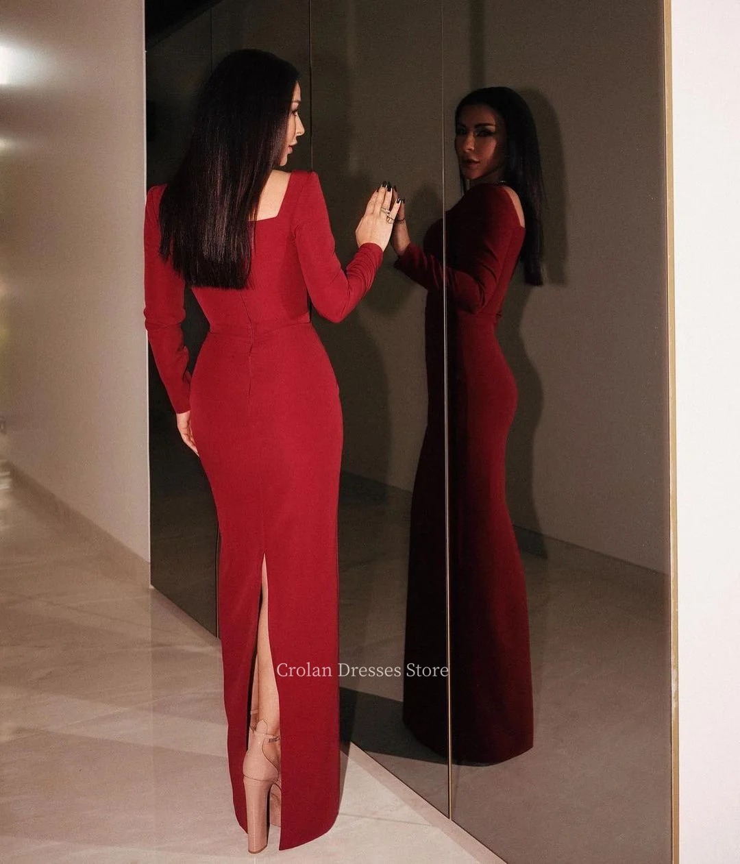 Красные вечерние платья с квадратным воротником и длинными рукавами облегающие