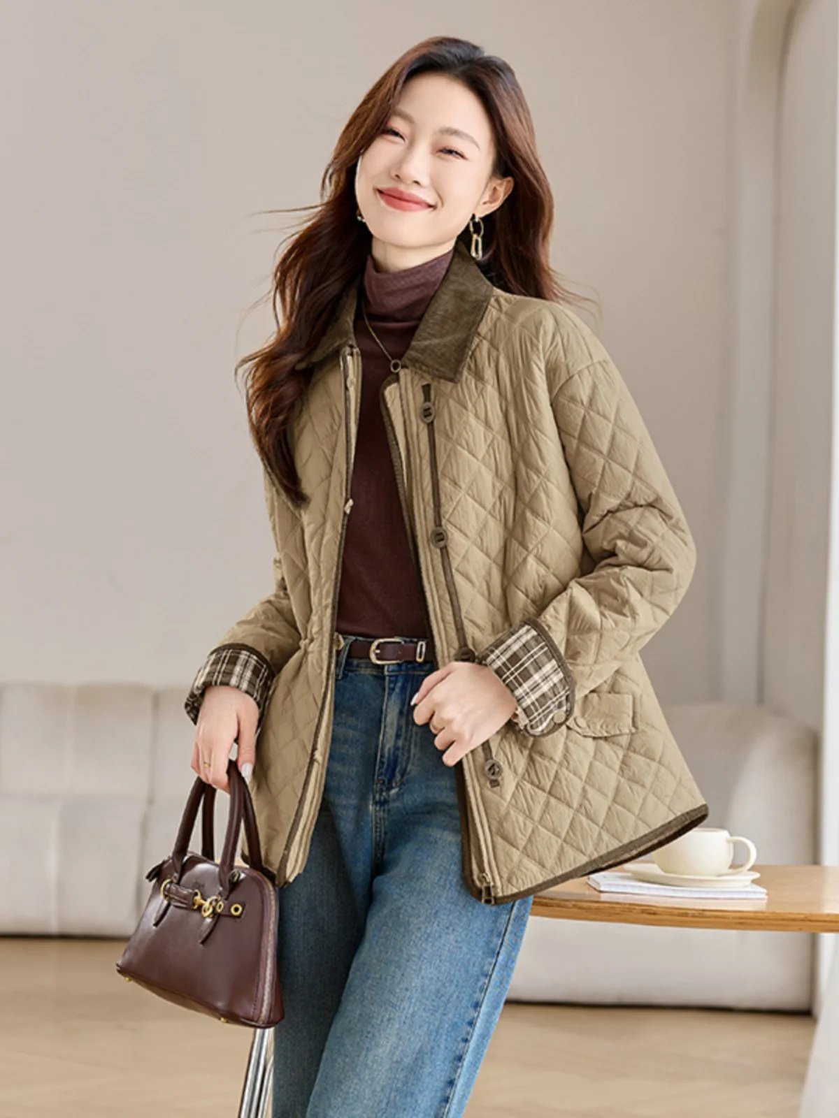 Изящное лоскутное клетчатое пальто с ромбовидным утеплителем для женщин 2024