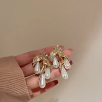 2022 new arrival gold plated metal leaf watedrop pearl dangle earrings for women statement jewelry fashion oorbellen brincos