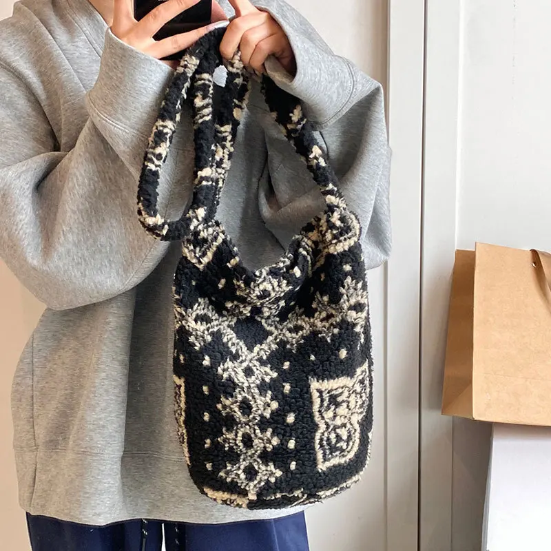 Модный тренд ленивый стиль милые контрастные цвета осенне-зимняя популярная