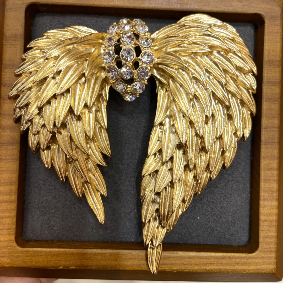 

Stylish premium wing brooch