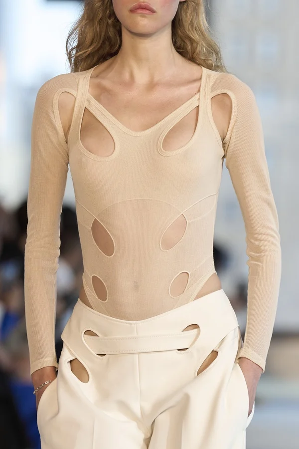 

Женские облегающие боди с вырезами