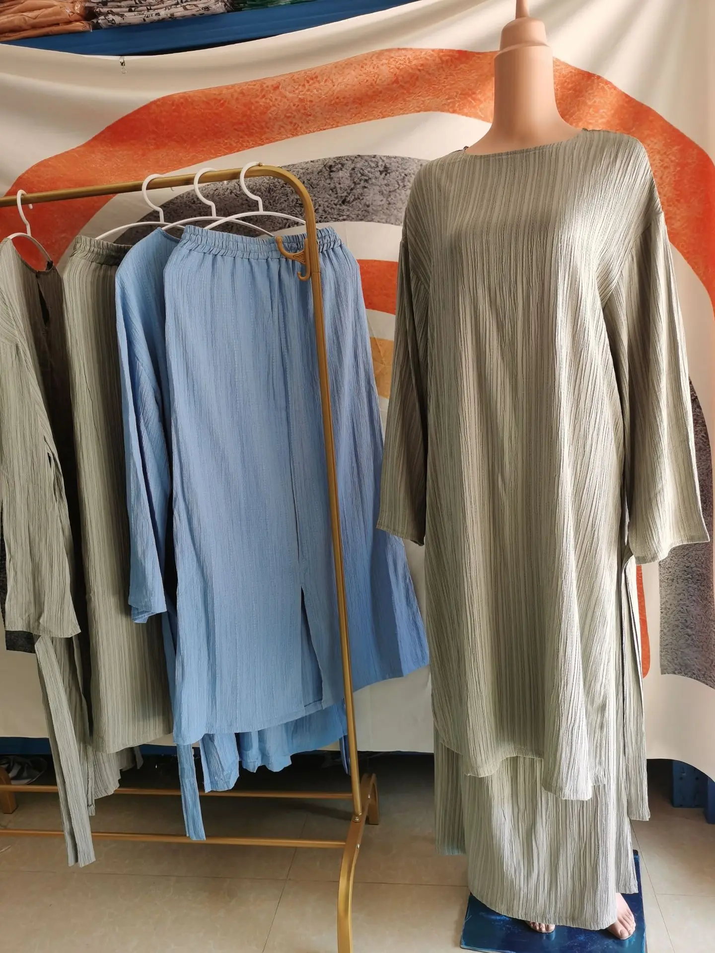 Женский костюм средней длины юбка с длинным рукавом и складками