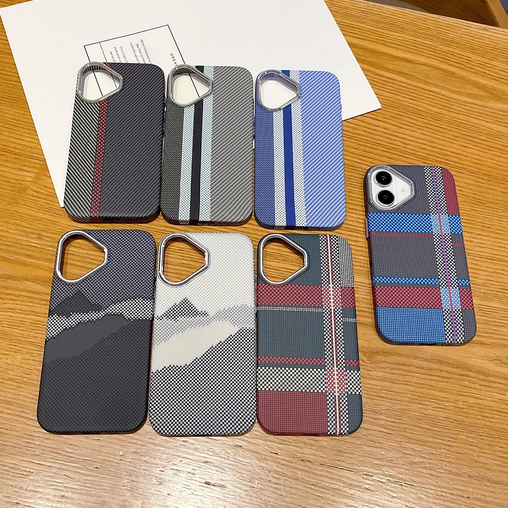 Магнитный чехол из углеродного волокна с рисунком в виде полосатых гор для iPhone 16