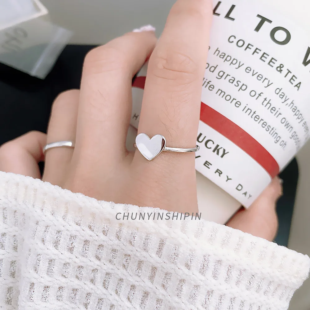 Модное и минималистичное женское кольцо в форме сердца из серебра пробы