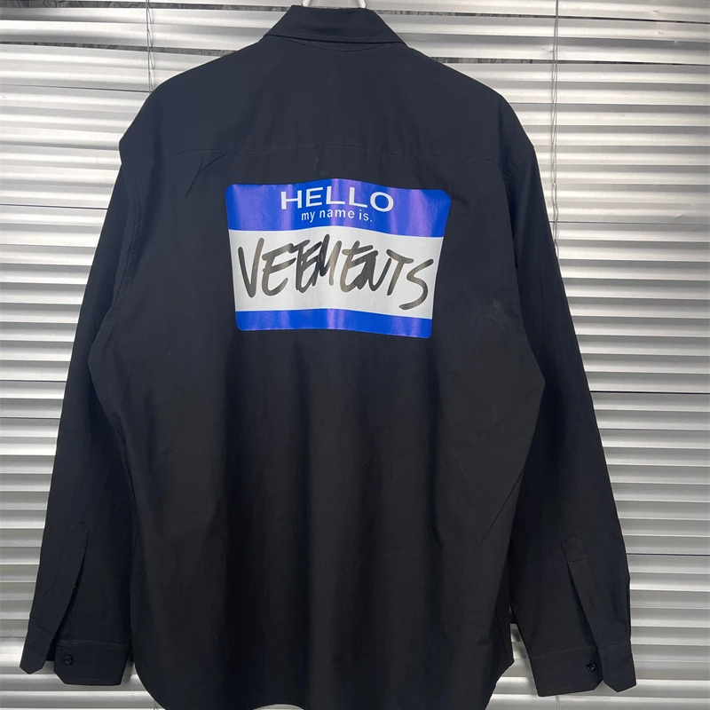 

Oversized Black Vetements Shirts Letter Logo Pocket Print HELLO Blue Box Label Long Sleeve Cardigan VTM Shirt for Men Women