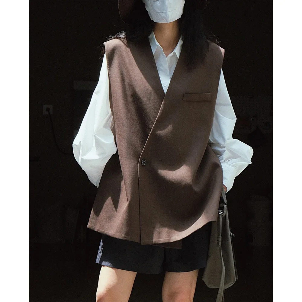 

Жилет женский с V-образным вырезом и диагональной пряжкой