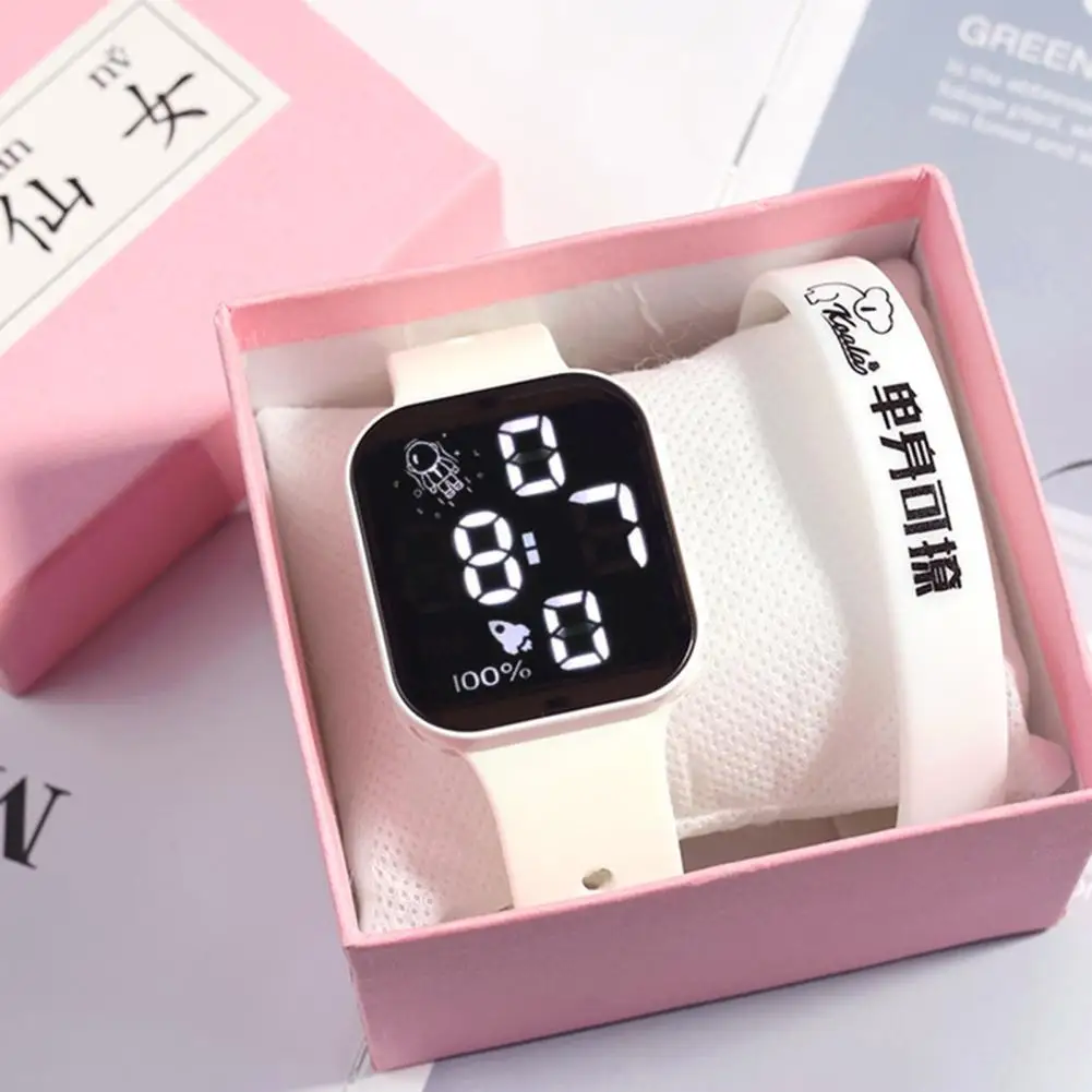 

Durable Chic Large Font Waterproof Sports Wristwatch Lightweight Sports Watch Digital Display for Outdoor