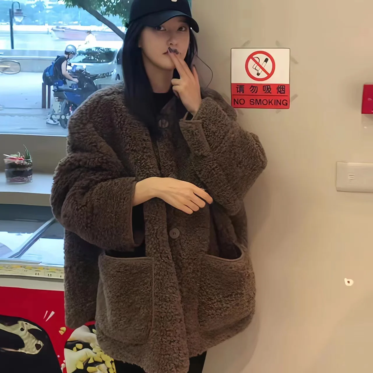 Женская шуба из искусственного меха ягненка