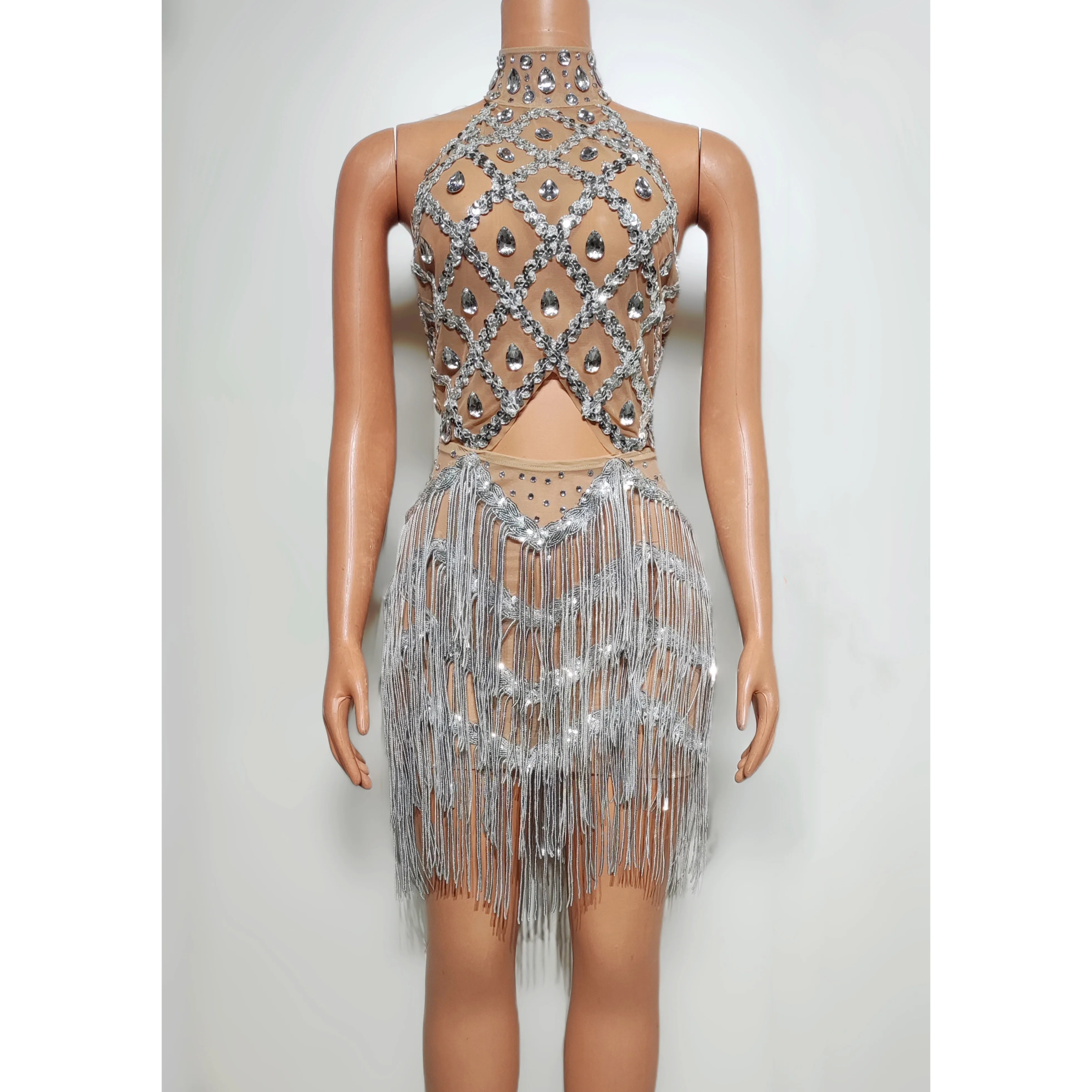 Женское блестящее платье с открытой спиной без рукавов бахромой