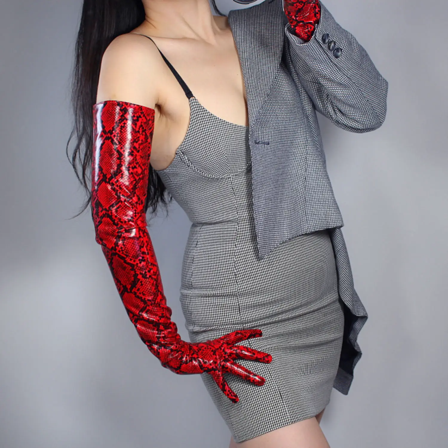 Фото Красные латексные перчатки Red Snake из искусственной лакированной кожи, 28 дюймов (70 см), очень длинные, с блестящим принтом под кожу питона, для модных костюмов, косплея, Хэллоуина №2