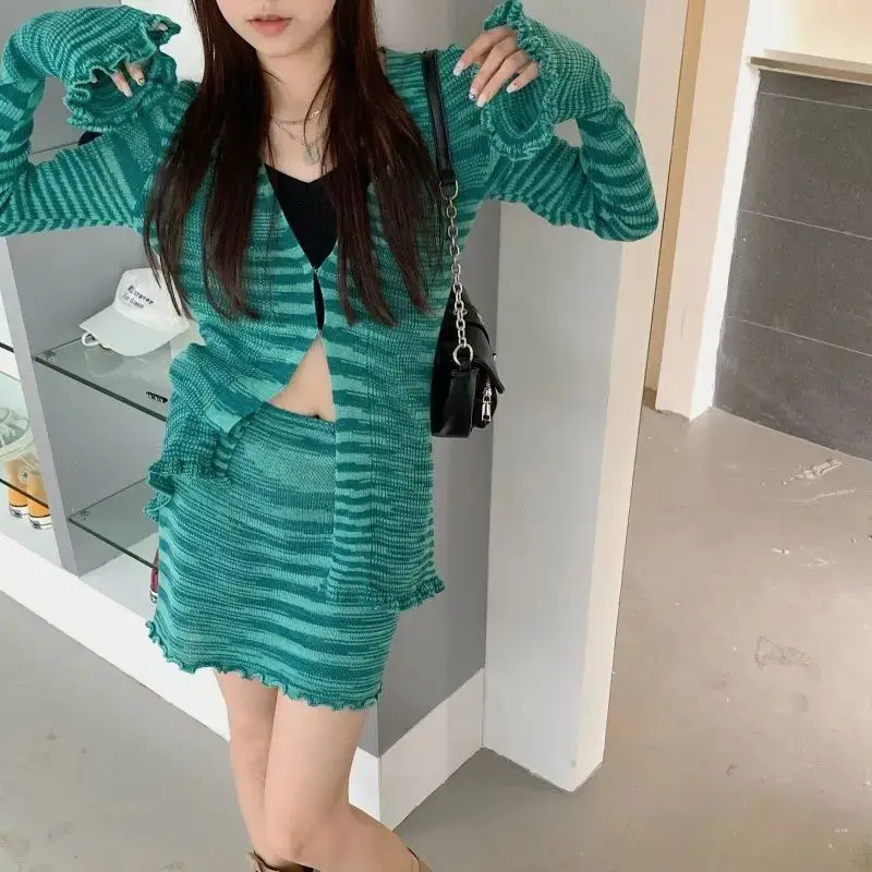 Женский комплект из двух предметов зеленый полосатый трикотажный кардиган с