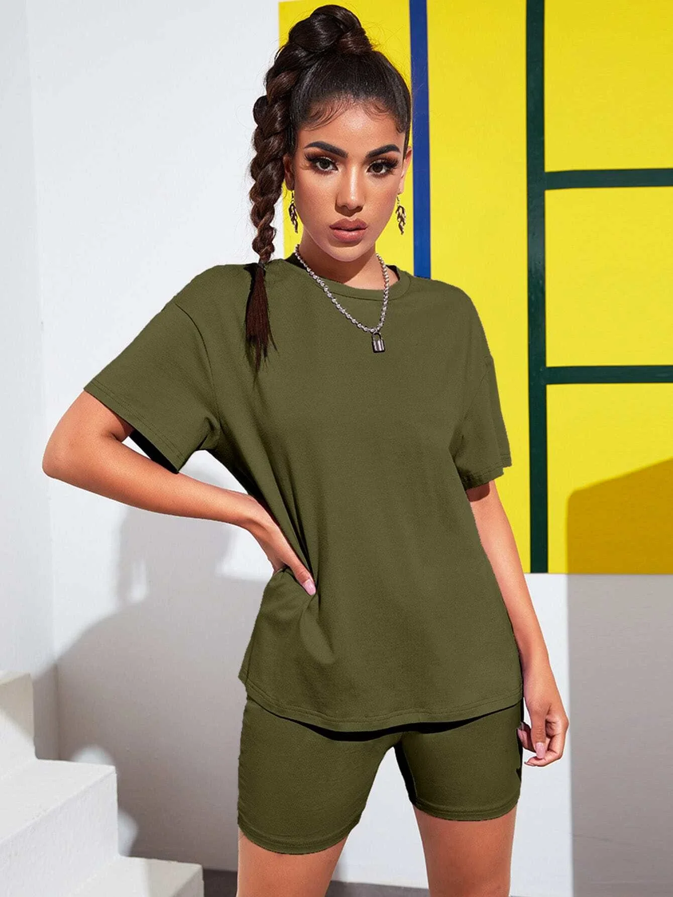 

Комплект из футболки и велосипедных шорт с высокой талией