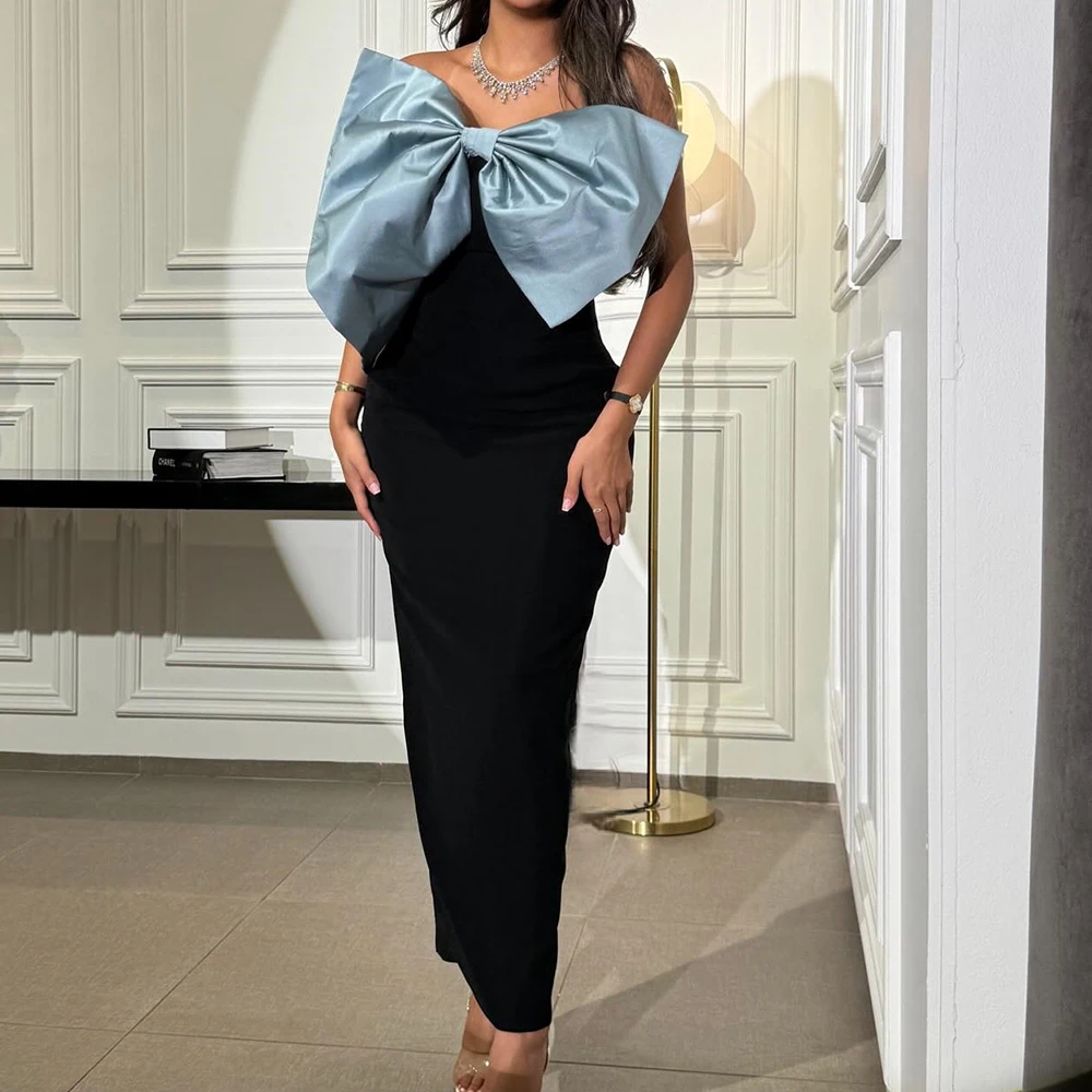 Современное вечернее платье без бретелек со складками и разрезом сзади