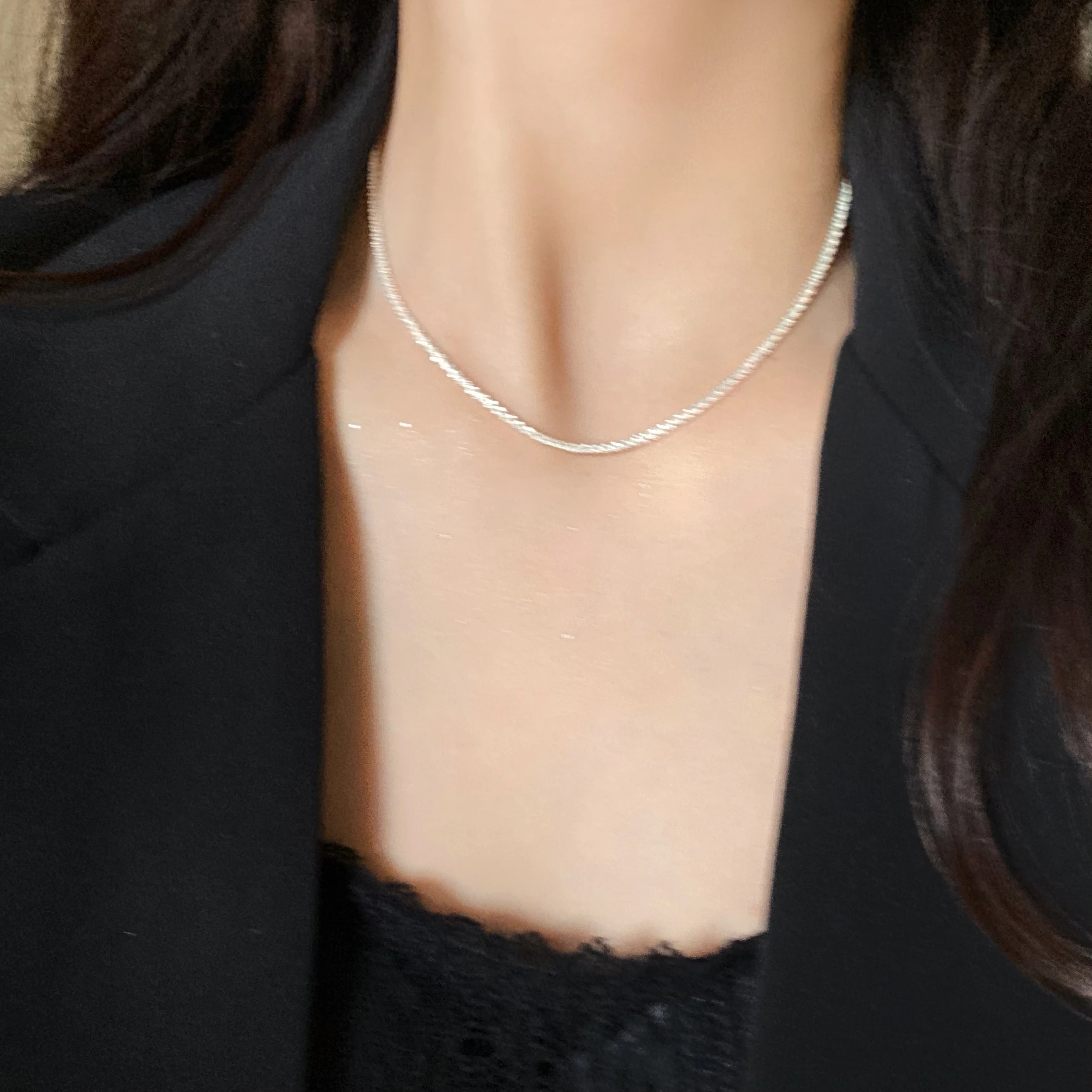 

Сверкающее серебряное ожерелье, женское летнее дизайнерское роскошное нишевое ожерелье с модным дизайном, новая цепочка на ключицу 2023