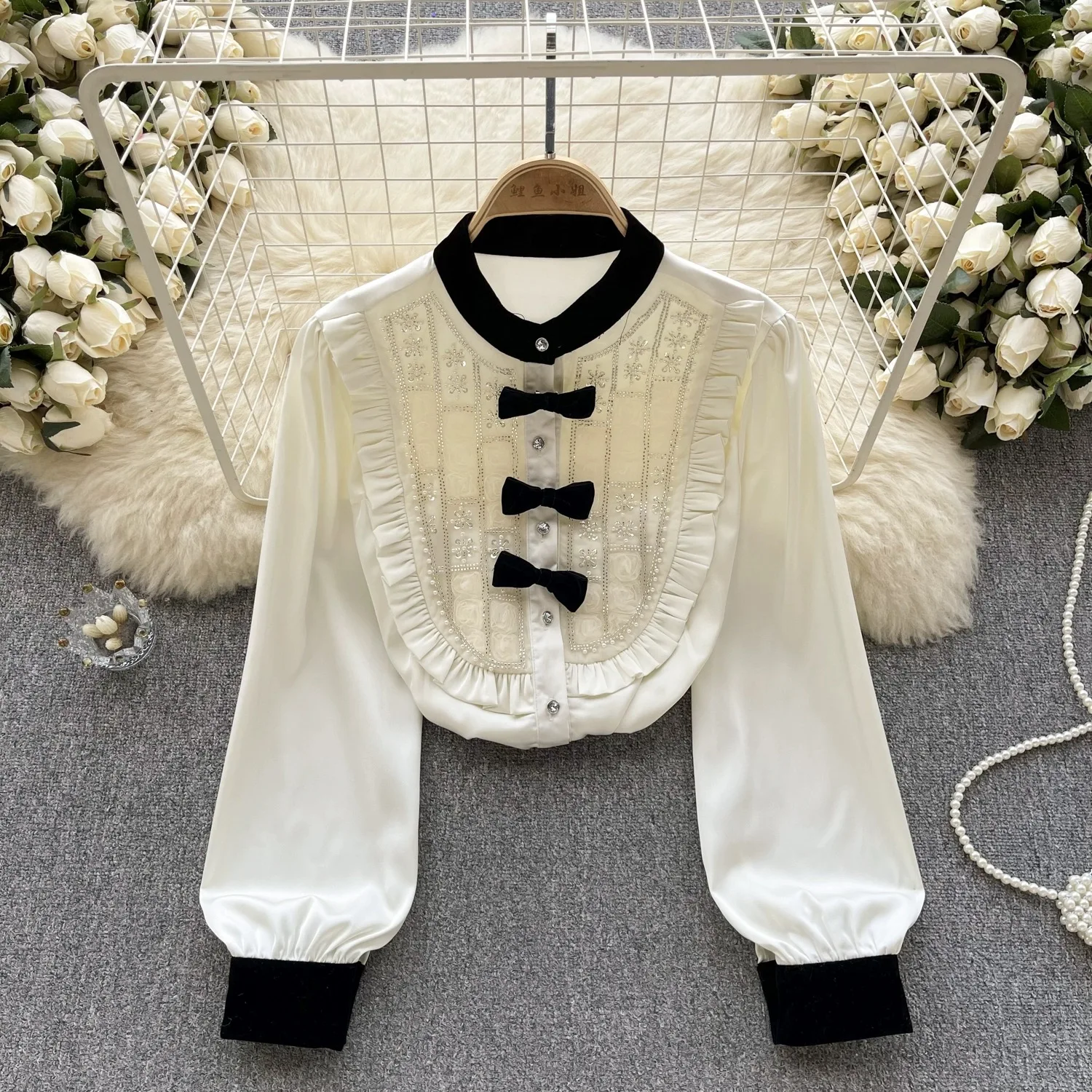 Блузка женская во французском стиле с воротником-стойкой и бантом