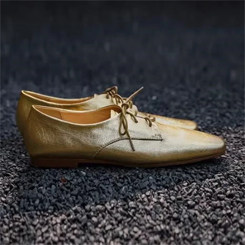 Туфли женские из лакированной кожи строгие лоферы с ремешком спереди на Плоском