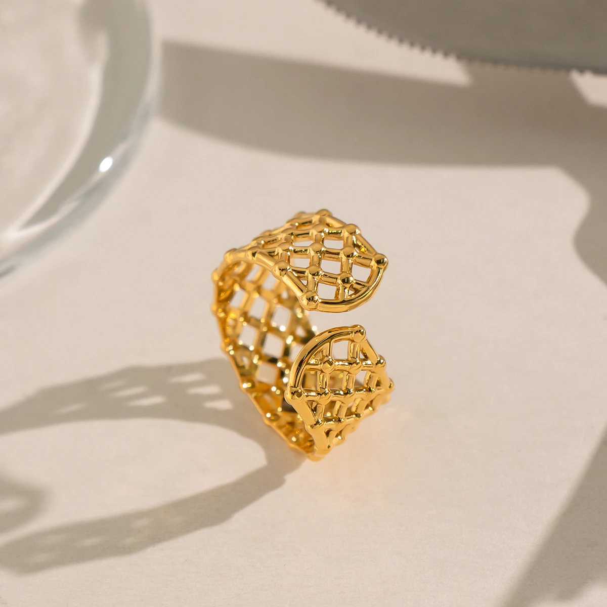 Фото Кольцо-манжета Miia Jewelry из нержавеющей стали с покрытием из 18-каратного золота, широкое, с ажурной сеткой, геометрическим узором и бусинами, для женщин. №5