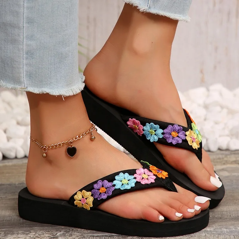 Женские шлепанцы на платформе круглый носок Цветочная вышивка танкетка летняя