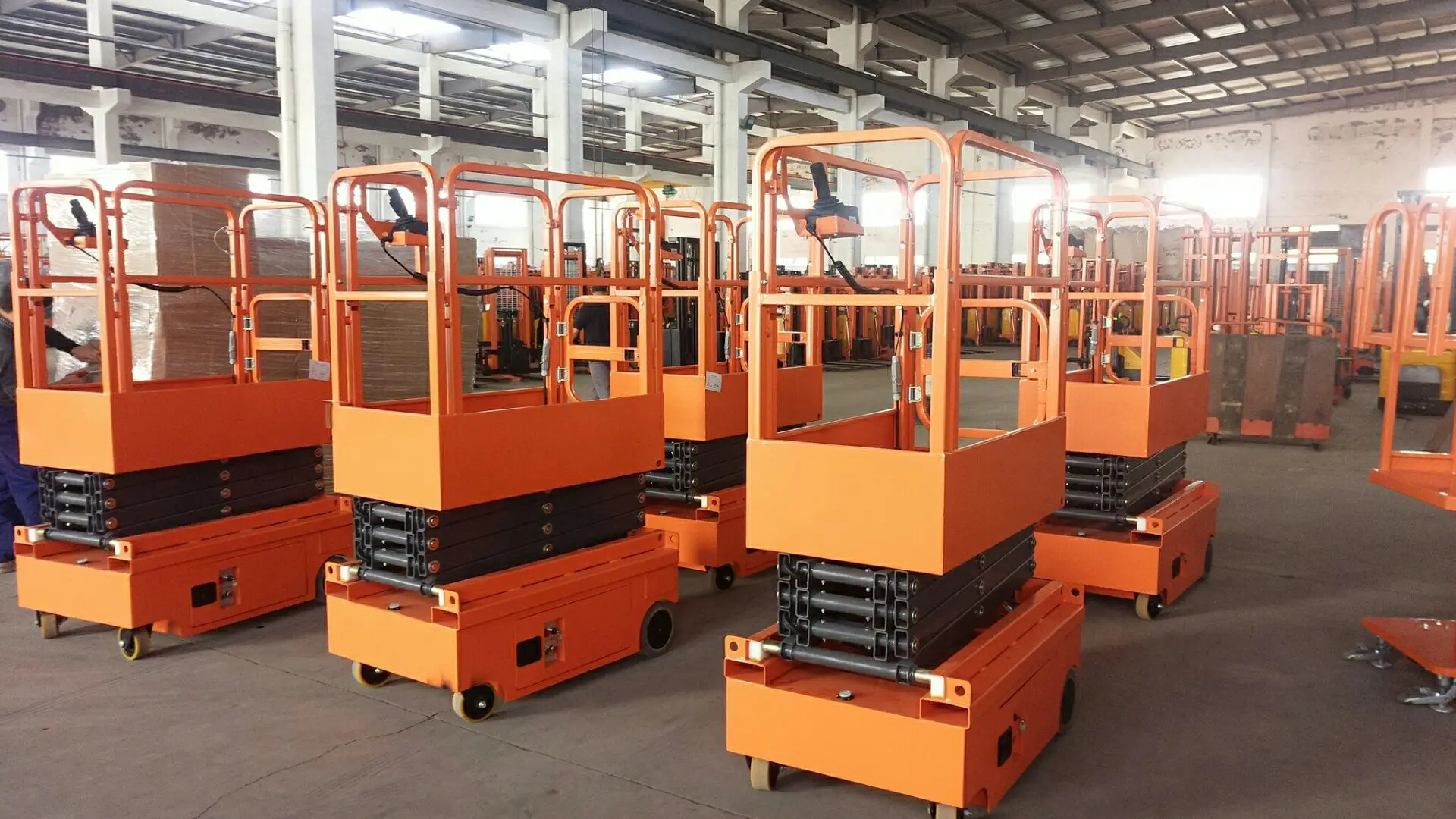 Мини-электрическая самоходная ножничная рабочая платформа 300 кг 3 м 9