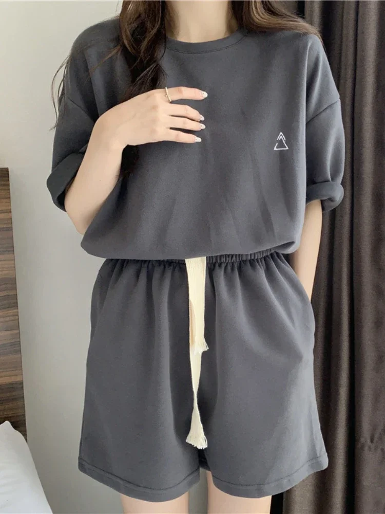 Короткий женский спортивный костюм в корейском стиле