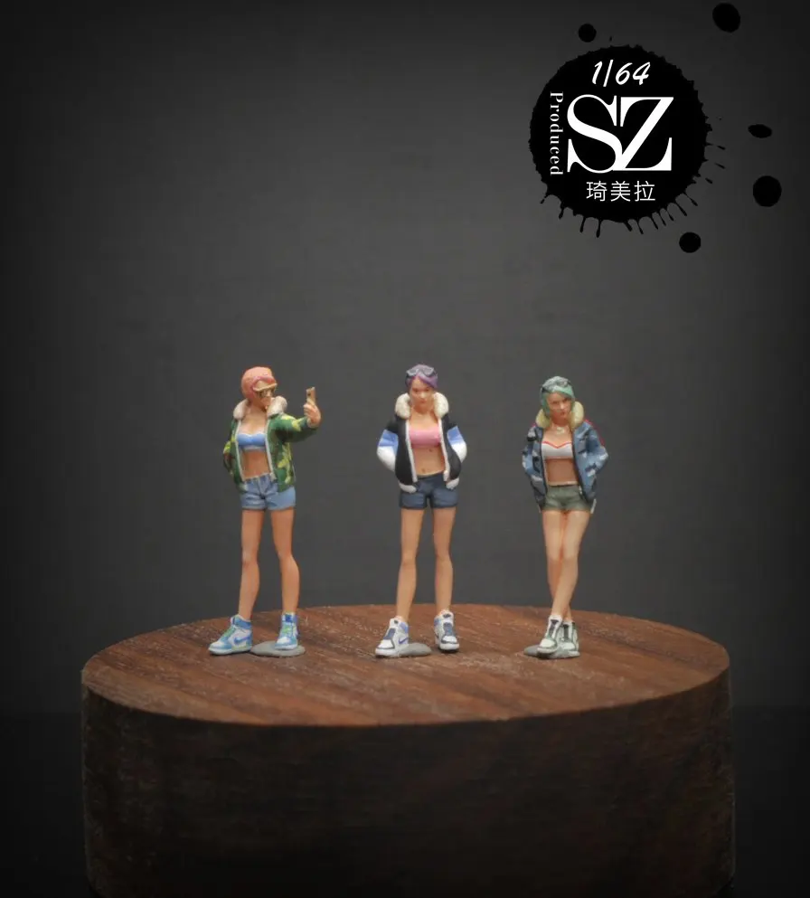 

1/64 1/43 puppet model photo male and female model car model scene decoration micro landscape props resin hand to do