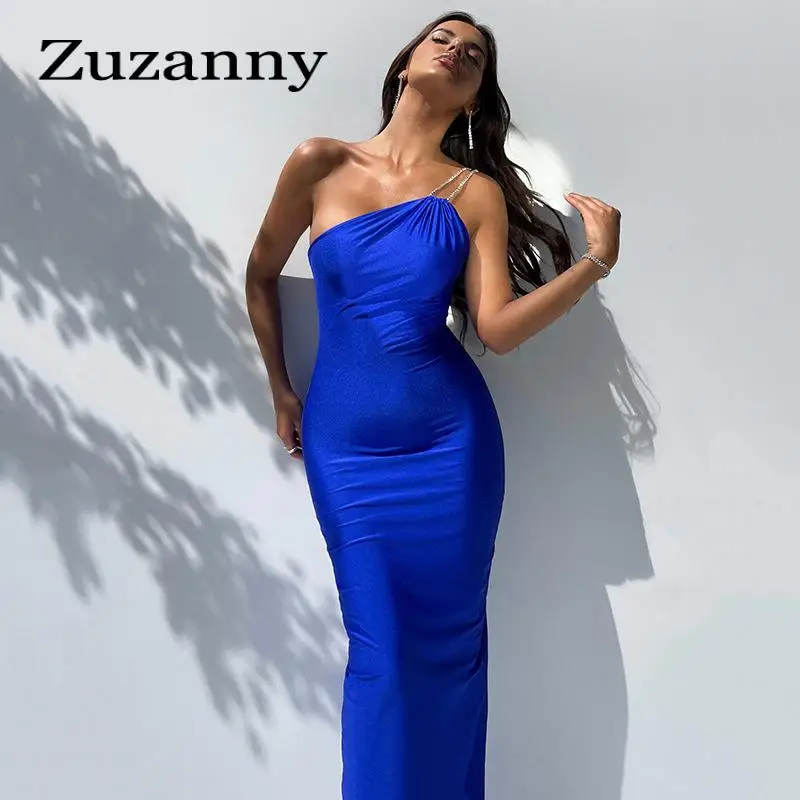 

Женское платье на бретельках с открытой спиной и бриллиантами