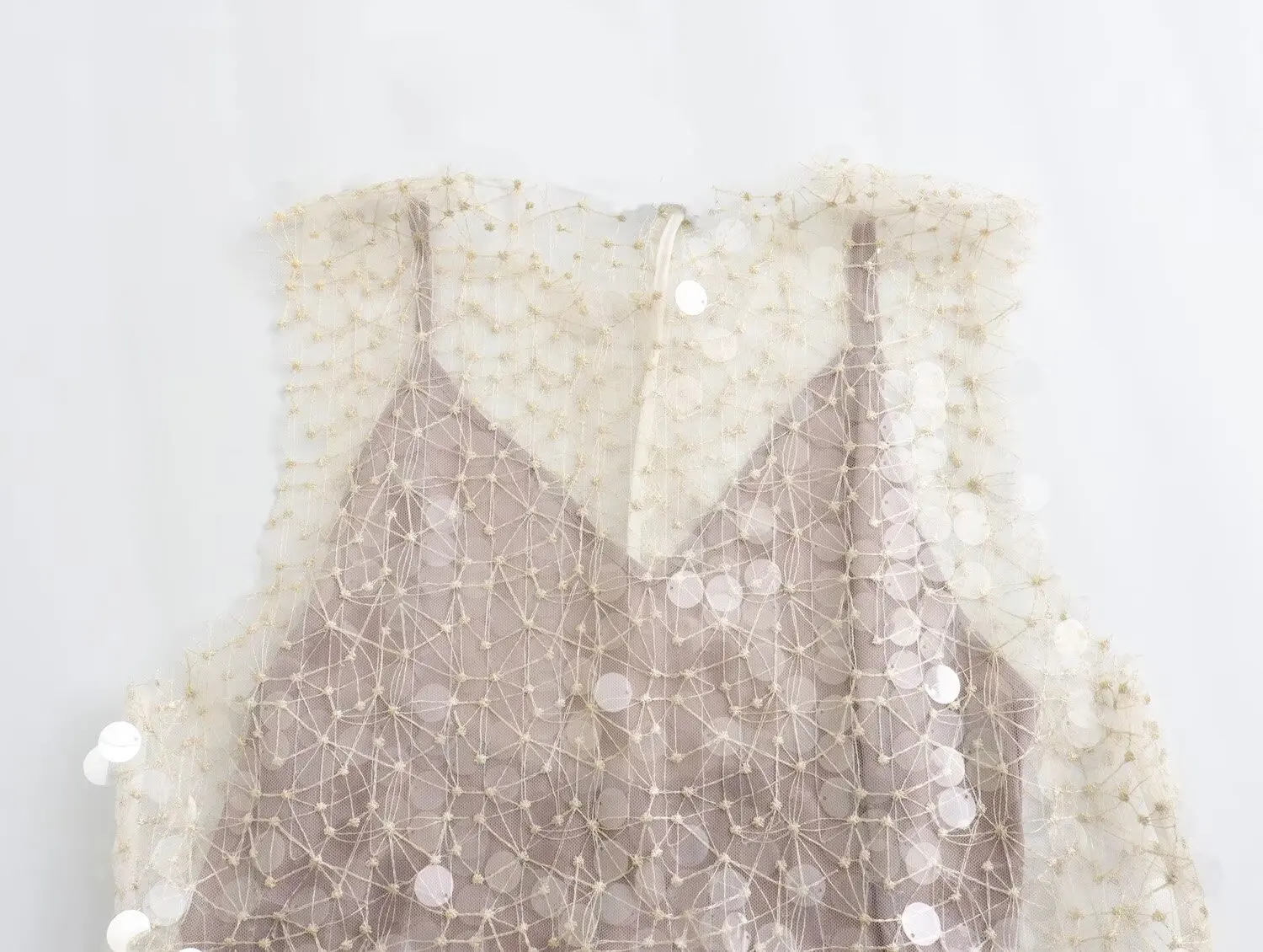 Женское платье средней длины с блестками