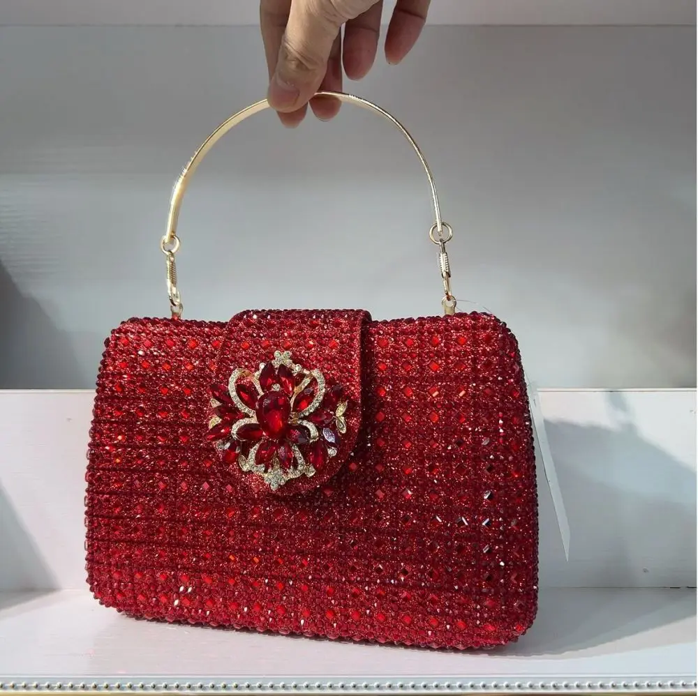 Роскошная женская сумочка с кристаллами и ремешком металлические женские