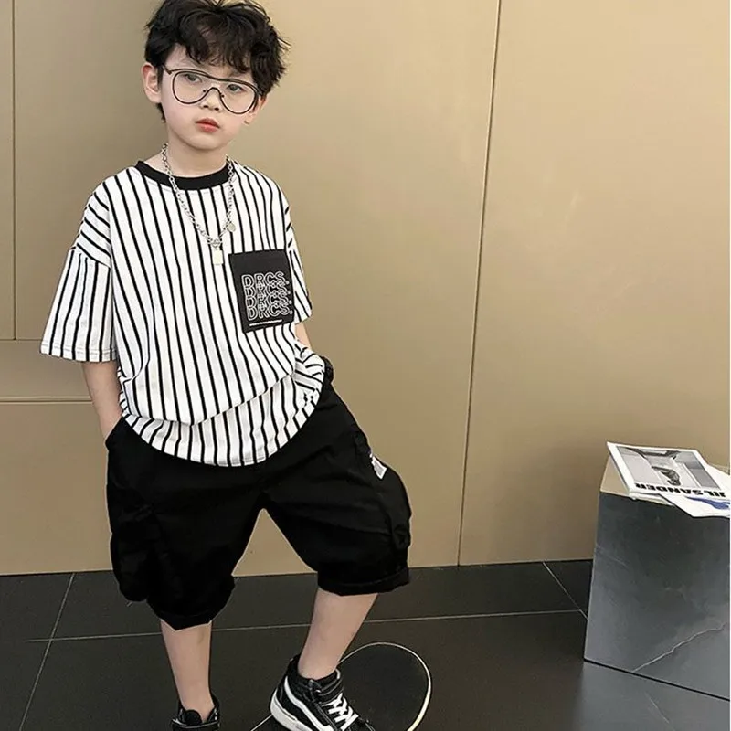 

Лето 2023, модная одежда для мальчиков-подростков, Корейская Повседневная футболка в стиле хип-хоп, шорты, комплект из 2 предметов, футболка в полоску, костюм женский