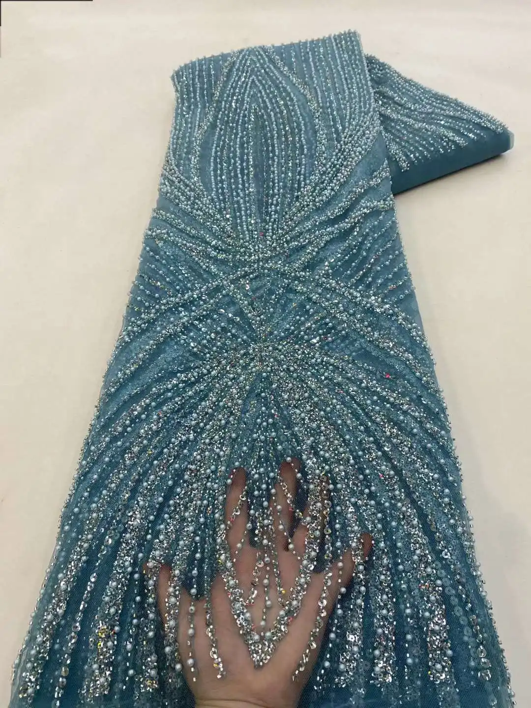 Рисунок 4 - Красивая африканская кружевная ткань с блестками