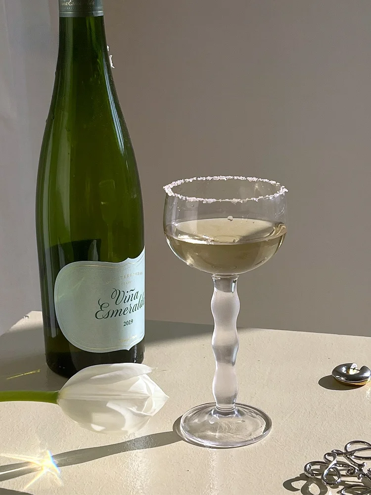 

Wine Glass Medieval Goblet Frosted Glass Wavy Handle Cocktail Glass Women's Champagne Drinkware Kitchen Drinking Set Ornaments