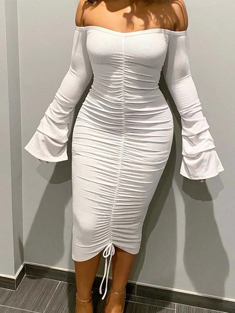 

Женское облегающее платье с расклешенным рукавом и открытыми плечами