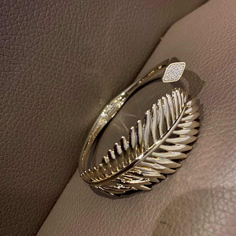 

Elegant design exaggerated opening wide leaf bracelet femininity catwalk high-end bracelet golden palm leaf bangle