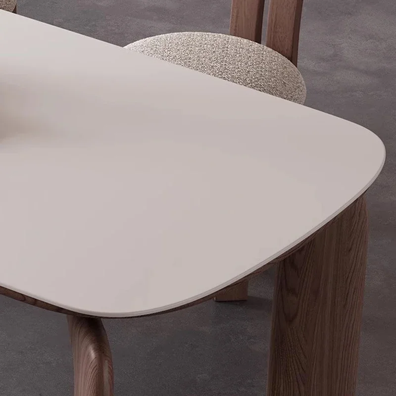 Деревянный обеденный стол