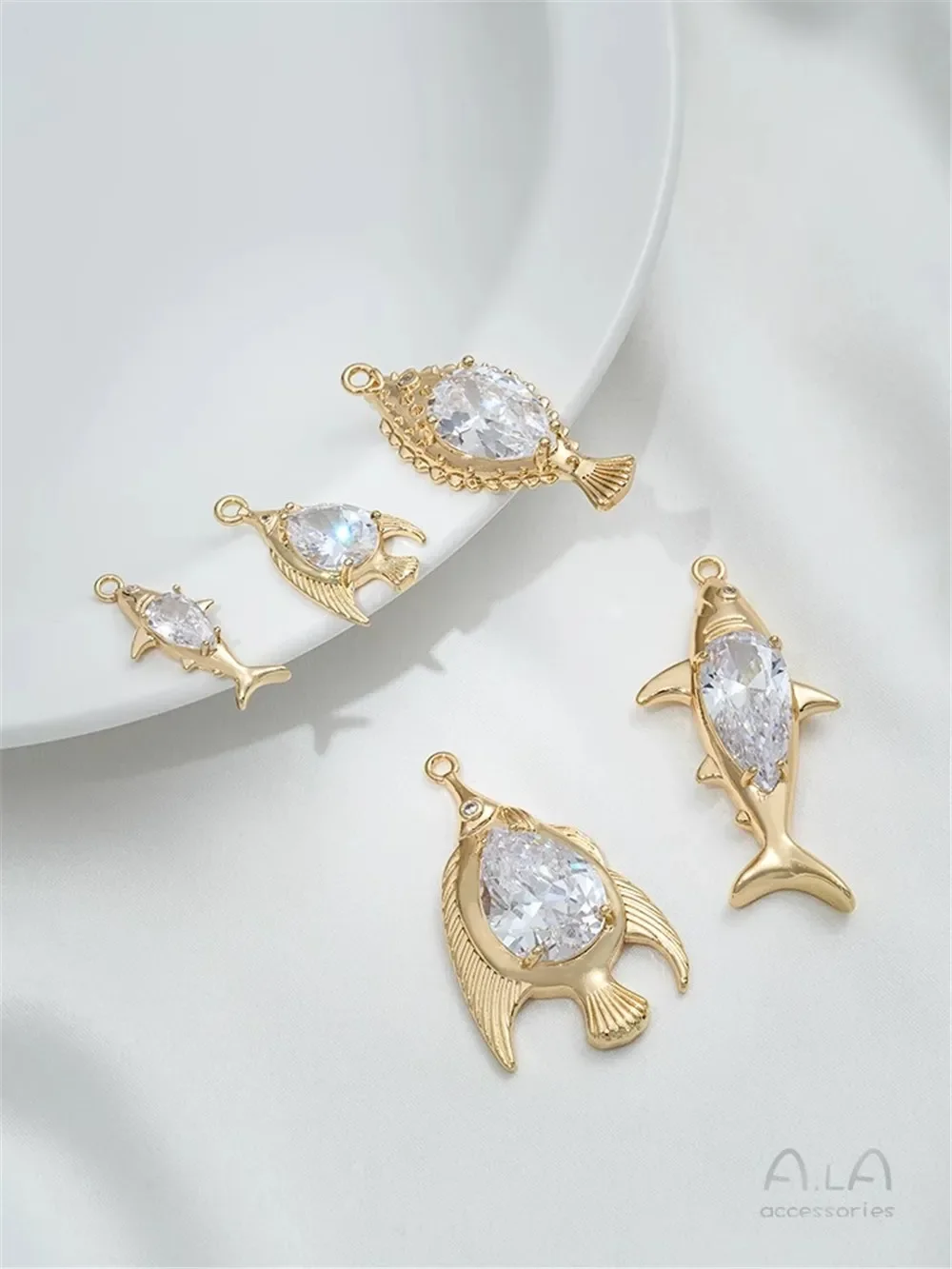 Инкрустированный большим цирконом сильное сохранение цвета сумка из 14-каратного