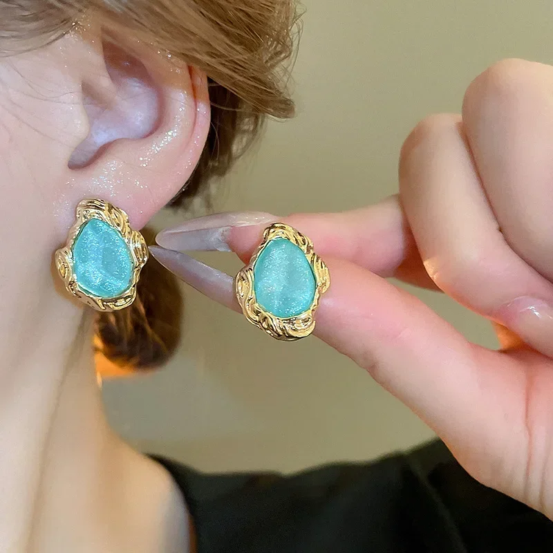 Женские серьги-гвоздики в винтажном стиле